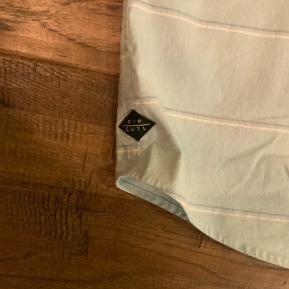 Rip Curl mens short sleeve button down. Size L. - Picture 4 of 6